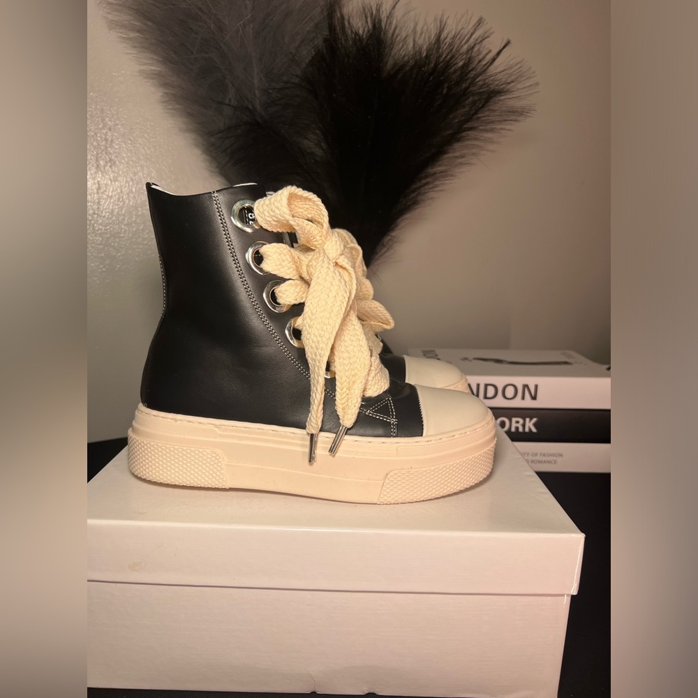 New in Box CR03 CALIPSO 300 V.1 LEATHER
